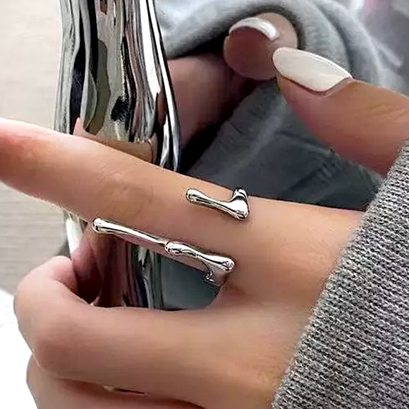 🔵𝟲𝟱%𝗢𝗙𝗙 𝗯𝘂𝗻𝗱𝗹𝗲𝘀 𝟯+🔵 NEW Oozing Silver Adjustable Ring - Picture 4 of 10